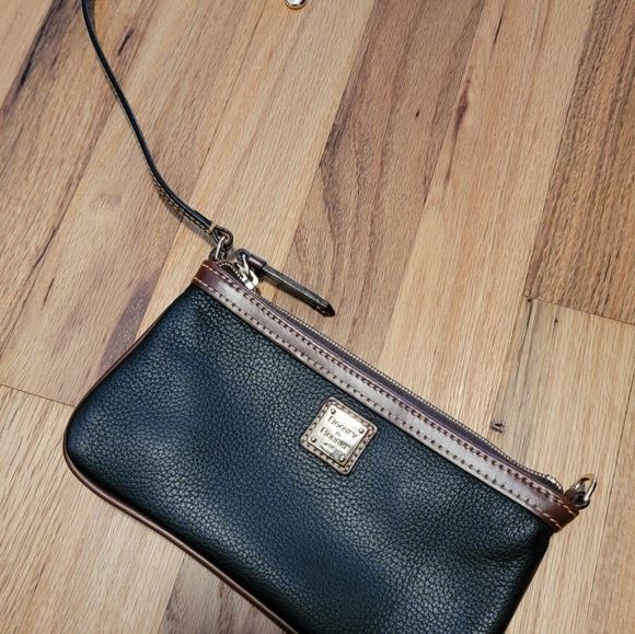 Dooney and Bourke slim large leather wristlet - Picture 2 of 6